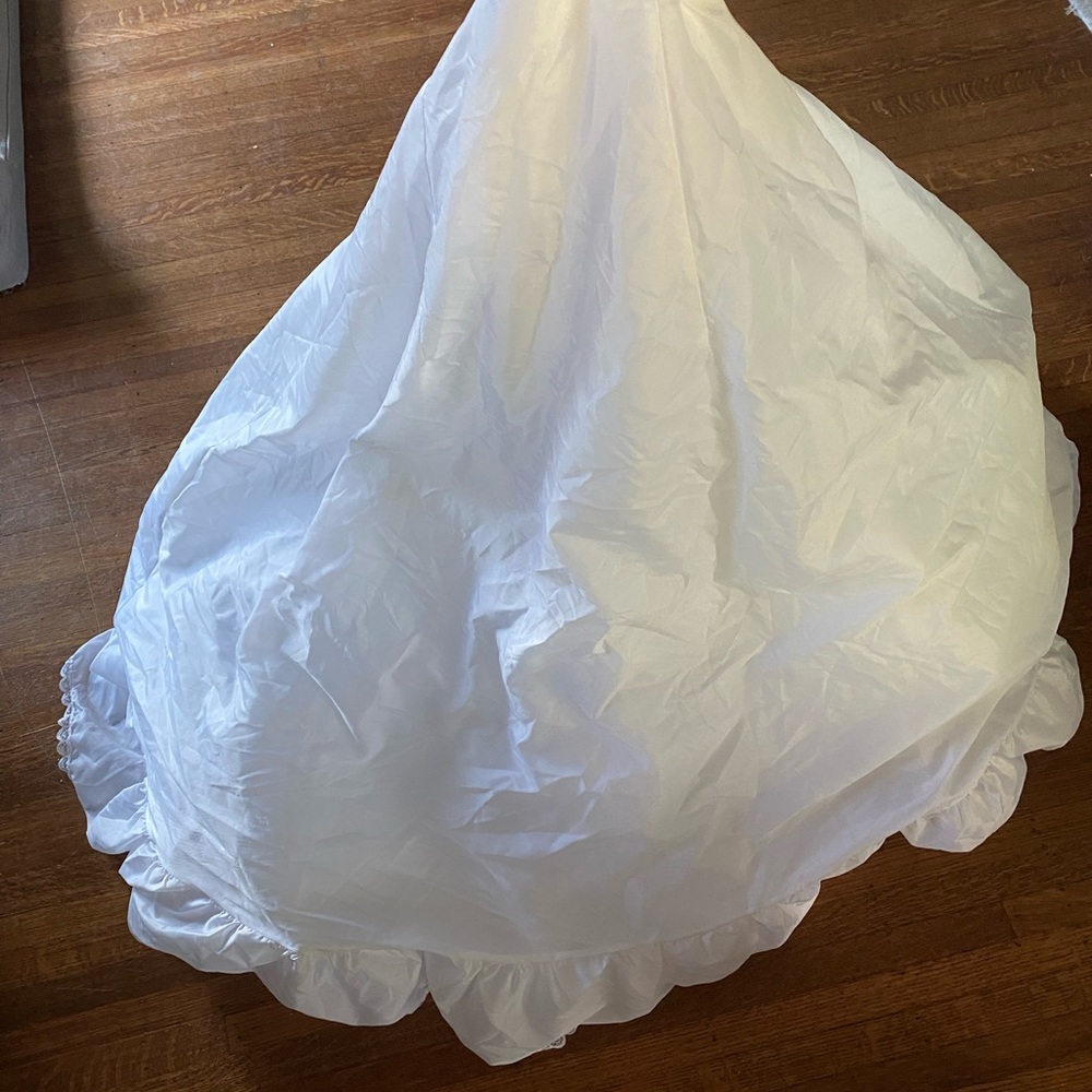 Beautiful white wedding crenolin. Size 10, bridal.